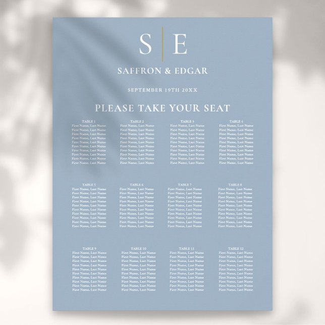 Dammig blå och guldmonogram sittplatskarta för brö poster (Dusty Blue And Gold Monogram Wedding Seating Chart)