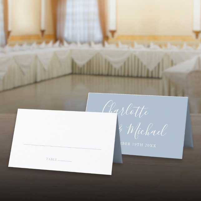 Dammig blå signaturskrift bröllop placeringskort (Dusty Blue Signature Script Wedding Place Card)