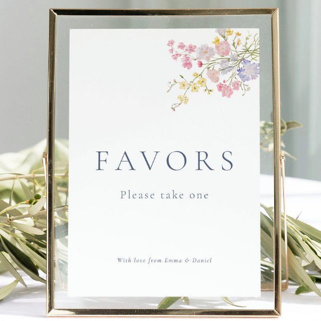 Dammig blå skriptfavoriter Bröllopsbordsskylt  (Dusty Blue Script Favors Wedding Tabletop Sign)