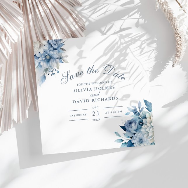 Dammig blå vildblomma Spara datum-kort Datumet (Dusty Blue and White Flowers Wedding Save the Date on a sunny white table.)
