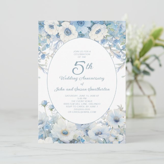 Dammig blå vit akvarellblomma 5-årsjubileum inbjudningar (Stående Fram)