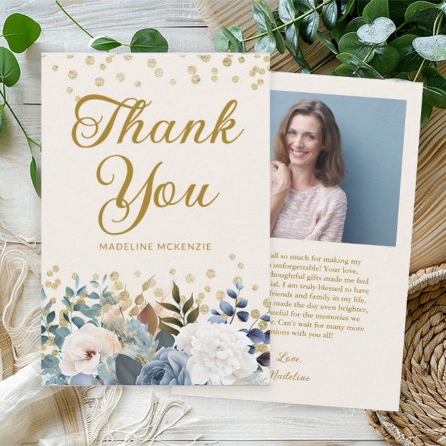 Dammig blå vit blomster födelsedagsfoto tack kort (Elegant dusty blue and white watercolor floral women's birthday party photo Thank You card. )