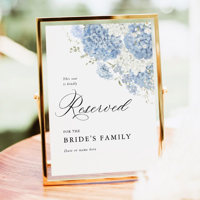 Dammig blå vit blomsterdekoration Reserverad skylt (Dusty blue white floral reserved wedding sign, bride family, hydrangea watercolor, outdoor)