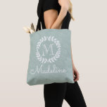 Dammig grön botanisk krans Elegant monogram Tygkasse<br><div class="desc">Bär dina saker med stil med denna personliga mintgröna och vita monogrammärkta totebag. Namn och initial kan vara olika på framsida och baksida. All text är enkel att anpassa. Designen har en modern lagerkrans och blad, stilfull typografi initial och handskriven stilspråk kalligrafi namn. Gör en elegant och användbar brudtärna presentidé...</div>