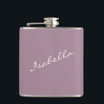 Dammig lila elegant namn på bröllopskvinnan  fickplunta<br><div class="desc">Fira med stil med denna dammiga lila flaska med elegant typsnitt. Perfekt för möhippor,  brud shower och brudtärnsgåvor,  denna stilrena design gör en minnesvärd souvenir. Ett bra val för bröllopsgåvor,  tjejresor eller en rolig kväll ute. Denna trendiga flaska är både praktisk och fashionabel för alla firanden.</div>