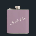 Dammig lila elegant namn på bröllopspartaj i skriv fickplunta<br><div class="desc">Fira med stil med denna dammiga lila flaska med elegant typsnitt. Perfekt för möhippor,  brud shower och brudtärnegåvor,  denna stilrena design skapar ett minnesvärt souvenir. Ett bra val för bröllopstårtor,  tjejresor eller en rolig kväll ute. Denna trendiga flaska är både praktisk och modeinriktad för alla firanden.</div>