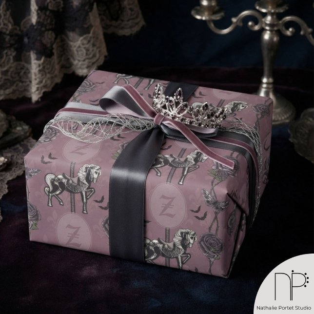 Dammig Mauve Gotisk Karusellhäst Inpackningspapper Presentpapper (Dusty mauve gothic carousel horse wrapping paper with hand-drawn roses for elegant and moody gifts.)