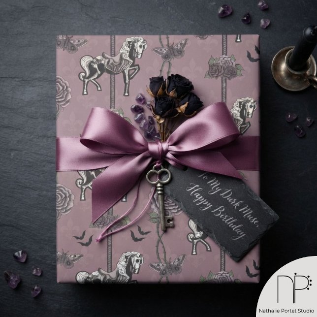 Dammig Mauve Karusellhäst Inpackningspapper Presentpapper (Dusty mauve gothic carousel horse wrapping paper with hand-drawn roses for elegant and moody gifts.)