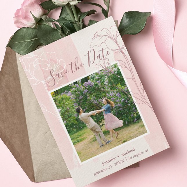 Dammig rosapink botanisk foto spara datumet (Elegant Blush pink watercolor background with floral outline design Save the Date with photo.)