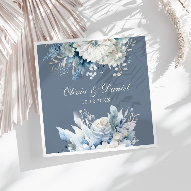 Dammiga Blå Blommiga Bröllop Servett Namn (Modern Dusty Blue Wildflowers Wedding Paper Dinner Napkins on a sunny white table.)