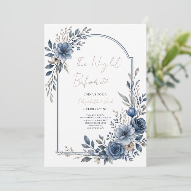 Dammiga Blå Blommor Kvällen Före Repetitionsmiddag Inbjudningar (Stående Fram)