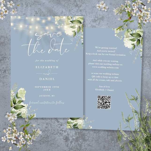 Dammiga blå blomstersträngljus QR-kod Bröllop Spara Datumet (Dusty Blue Floral String Lights QR Code Wedding Save The Date)