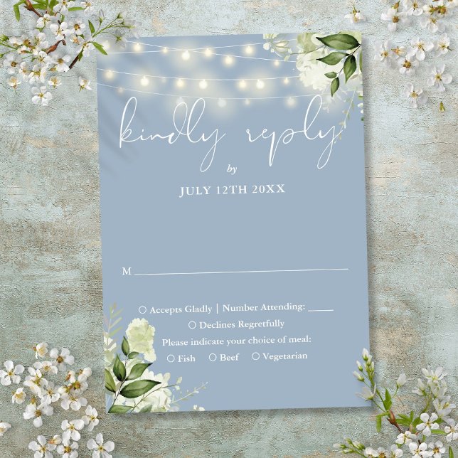 Dammiga blå grönska blomster sladdljus bröllop OSA kort (Dusty Blue Greenery Floral String Lights Wedding RSVP Card)
