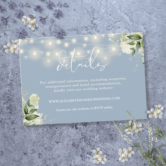 Dammiga blå grönskande strängljus bröllopsdetaljer tilläggskort (Dusty Blue Greenery String Lights Wedding Details Enclosure Card)