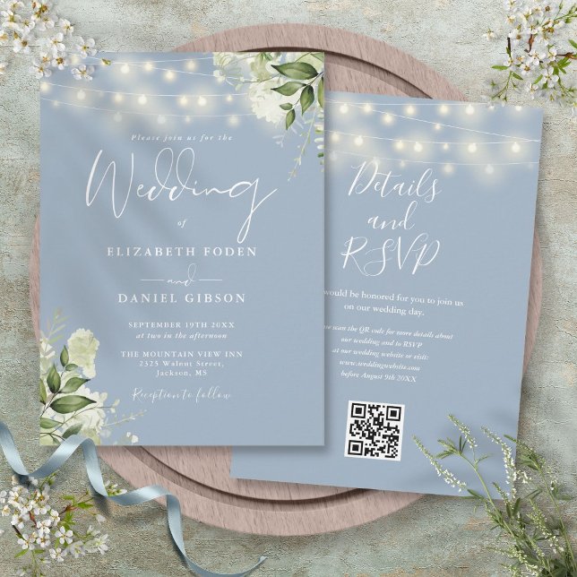 Dammiga blå strängljus Blomster QR-kod Bröllop Inbjudningar (Dusty Blue String Lights Floral QR Code Wedding Invitation)