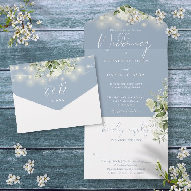 Dammiga blå strängljus grönska monogram bröllop (Dusty Blue String Lights Greenery Monogram Wedding All In One Invitation)