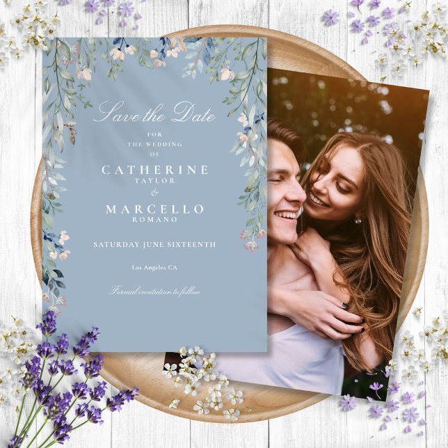Dammiga blå vildblommor Blommig foto bröllop Spara Datumet (Dusty Blue Wildflowers Floral Photo Wedding Save The Date)