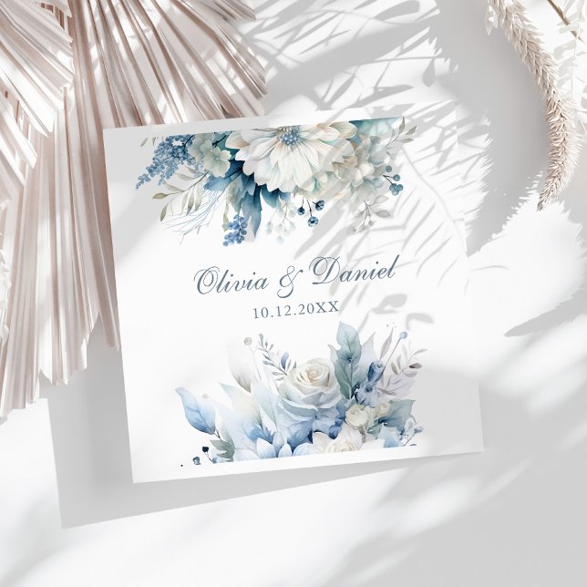 Dammiga blåa vildblommiga bröllopsservett namn pappersservett (Modern Dusty Blue Wildflowers Wedding Paper Dinner Napkins on a sunny white table.)