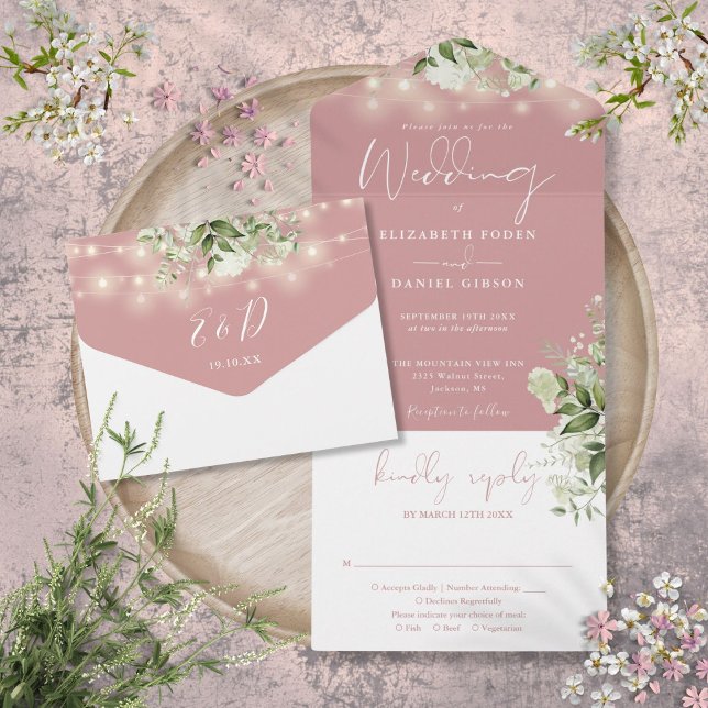 Dammiga ros sladdbelysning grönska monogram bröllo (Dusty Rose String Lights Greenery Monogram Wedding All In One Invitation)