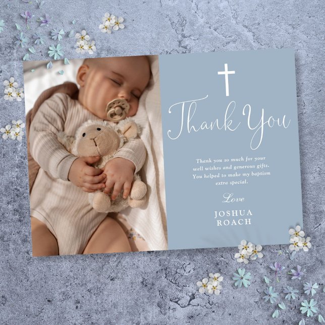 Dammigt blå modern elegant dop med skrivstil tack kort (Dusty Blue Modern Elegant Script Baptism Thank You Card)