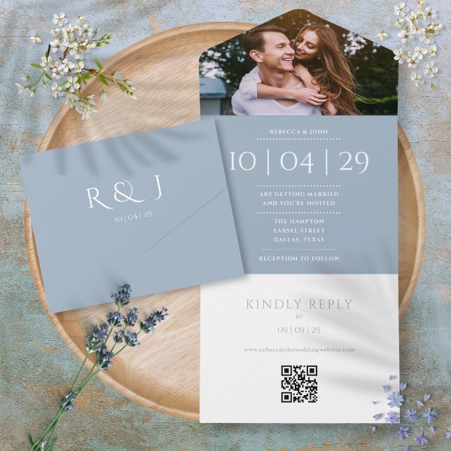 Dammigt blå monogram QR-kod Foto Bröllopsdatum (Dusty Blue Monogram QR Code Photo Wedding Date All In One Invitation)