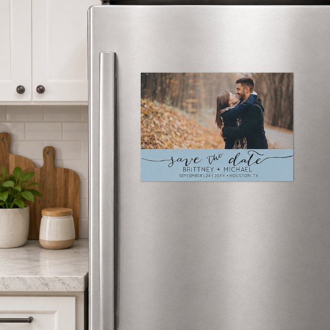 Dammigt Blått Handskrivet Spara Datumet Magnetisk Inbjudningskort (Elegant dusty blue save the date magnet featuring modern handwritten script)