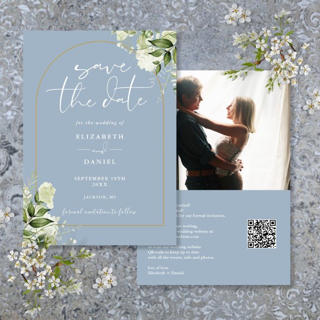 Dammigt Blått Lövverk Guld Båge Foto QR-kod Bröllo Spara Datumet (Dusty Blue Foliage Gold Arch Photo QR Code Wedding Save The Date)