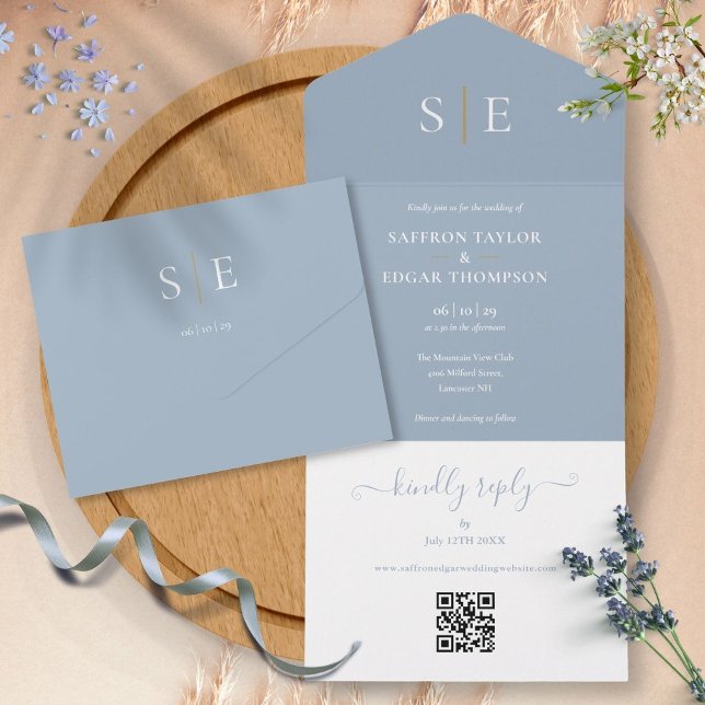 Dammigt Blått Och Guld Monogram QR-kod Bröllop (Dusty Blue And Gold Monogram QR Code Wedding All In One Invitation)