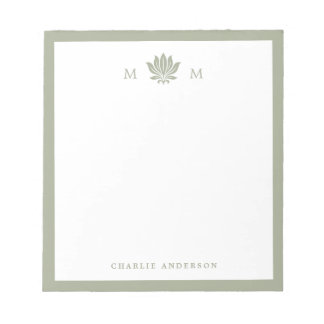 Dammigt SAGE-grönt Lotusblomma Monogram Anteckningsblock