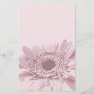 Dammigt steg med blommabrevpapper brevpapper