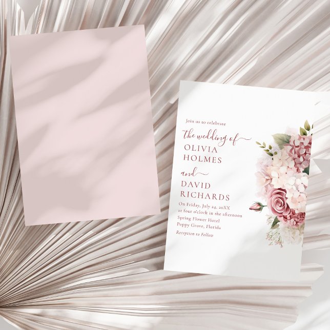 Dammrosa Hydrangea Blommig Bröllopsinbjudan Inbjudningar (Boho Chic Dusty Rose Hydrangea Wedding Invitationon a sunny neutral dry palm leaf.)