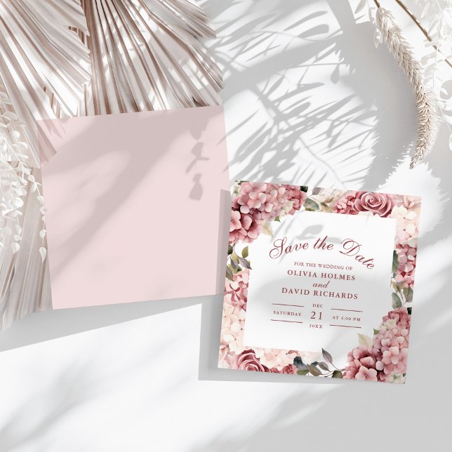 Dammrosa Hydrangea Spara Datum-kort Datumet (Modern Dusty Rose Hydrangea Wedding Save The Date on a sunny boho white table.)