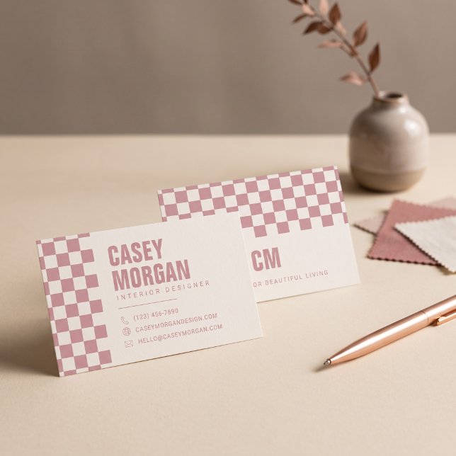 Dammrosa schackrutig modern visitkort (Simulated business cards on table)
