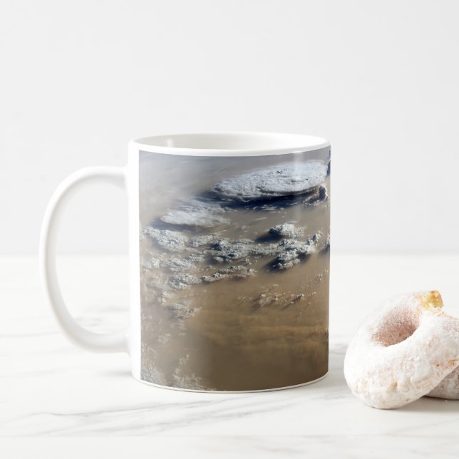 Dammstormen över Saharaöknen och över Västsaharas  Kaffemugg (Med munk)