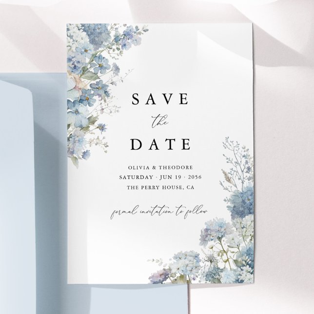 Dammt blå akvarell blommig elegant spara datumet (Dusty blue watercolor floral wedding save the date card, elegant minimal typography, flat lay)