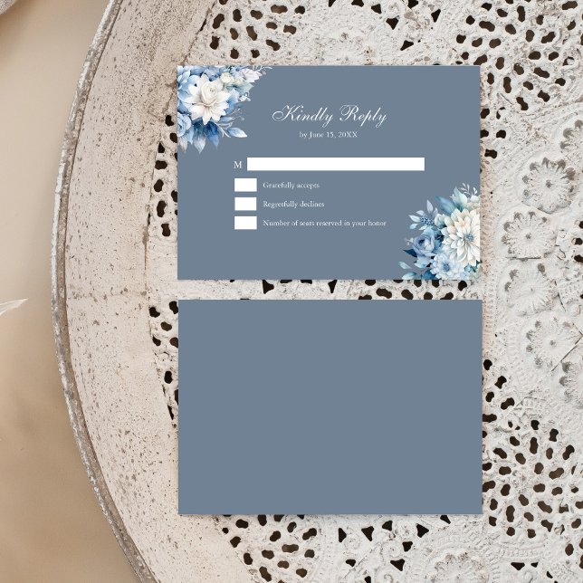 Dammt blå blommig bröllops-RSVP-kort Tack Kort (Modern Dusty Blue Wildflowers Wedding RSVP Card on a boho plate.)
