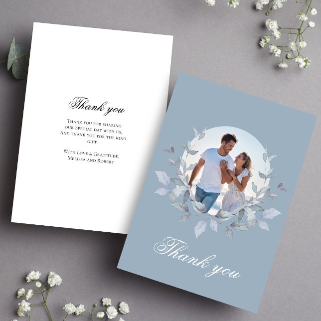 Dammtor Blå Foto Bröllop Tack Floral Kort (Dusty blue photo wedding thank you card with floral wreath and elegant message layout)