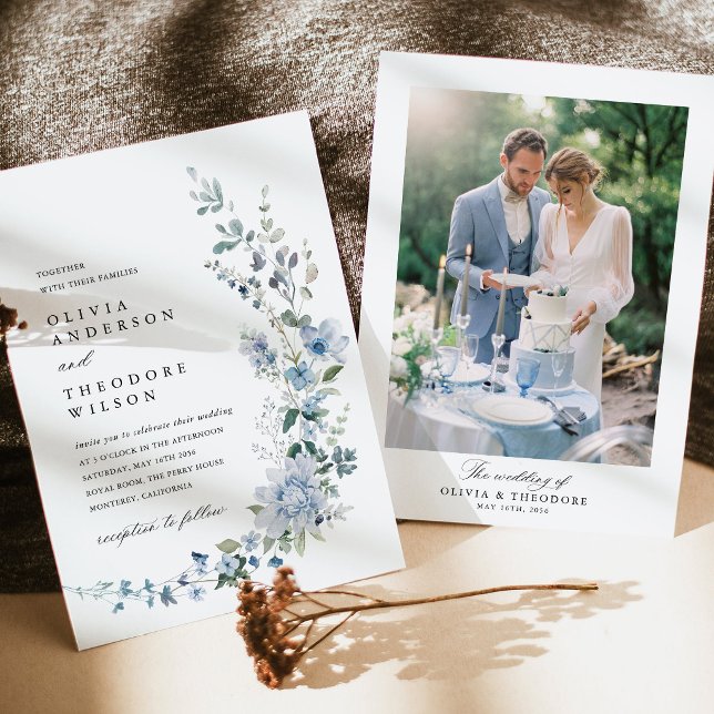 Dammtor Blå Vildblomma Blommig Foto Bak Bröllop Inbjudningar (Dusty Blue Wildflower Photo Wedding Invitation, botanical watercolor blue floral wedding invite)