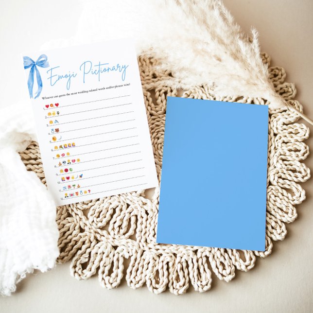 Dammtor Blue Bow Bröllopsfest Emoji Pictionary Spe Inbjudningar (Modern Watercolor Dusty Blue Bow Bridal Shower Emoji Pictionary Game)