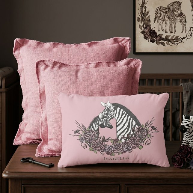 Dammtor rosa zebrafärgad handritad accent prydnadskudde (Light mauve hand-drawn zebra mama and baby with moody roses for alternative soft gothic baby nursery)