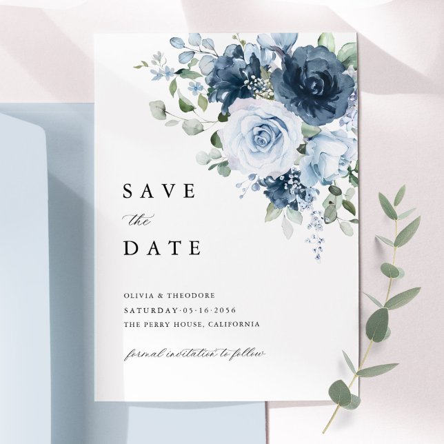 Dammtorrs Blå Marin Akvarell Blommig Elegant Spara Datumet (Dusty blue navy floral save the date card with elegant watercolor design styled in soft indoor light)