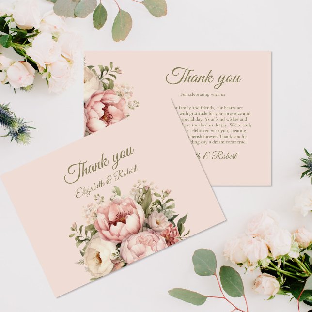 Dammtrosa bröllops tacksamhetskort med blommor tack kort (Romantic Peach and Blush Pink Floral Wedding Thank You Card on a table with pale pink flowers.)