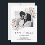 Dammtrosa Rosor Midsommarblommor Spara Datum Datumet<br><div class="desc">Trendig midsommar spara datum fotokort med klassisk chic blomsterbukett med rosor och peonior målade i neutrala mjuka färger i dammig rosapink, kräm, persika, dammig blå och mjuka gröna nyanser av salvia. Denna kollektion är perfekt för klassiska vintage vattenfärg bröllopps teman. Hitta fler matchande designs och variationer i min "blissweddingpaperie" butik....</div>