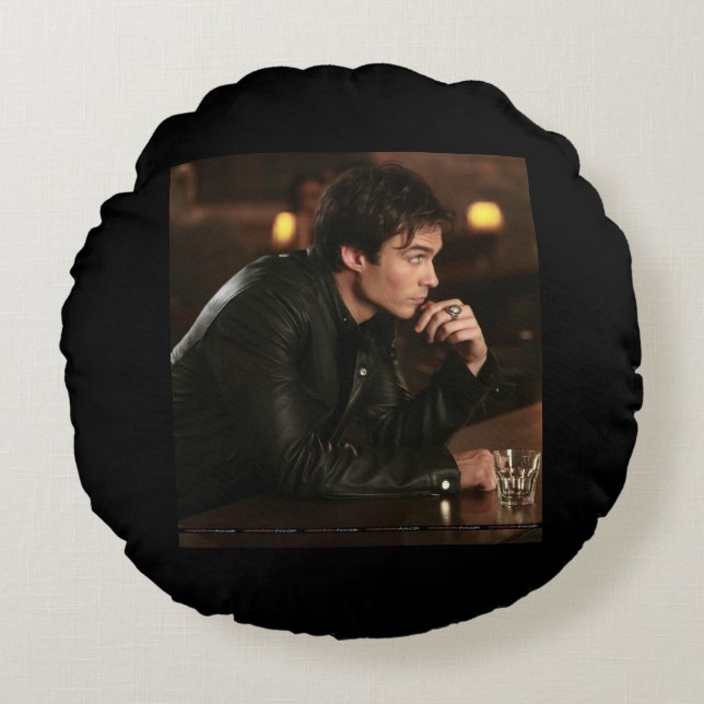 Damon Salvatore Round Pillow Rund Kudde (Framsidan)