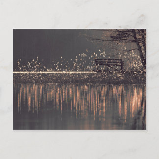 Dämpa av sjö i det gyllene vykortet vykort