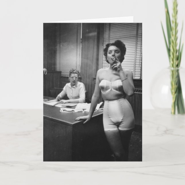 Damunderkläder modellerar att röka i ett kontor kort (Framsida)