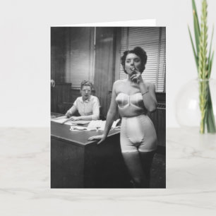 Damunderkläder modellerar att röka i ett kontor kort