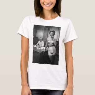 Damunderkläder modellerar att röka i ett kontor tee shirt