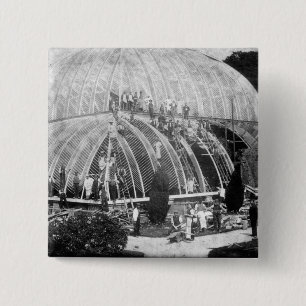 Danande reparerar till den underbara drivhuset på knapp