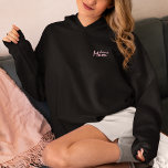Dance Mamma | Personlig Kids Namn Broderad Luvtröja<br><div class="desc">Lägg till ditt val av anpassning. Med "Dance Mamma"-skript som skrivs över hjärtat och barns namn längs grund baksidan. Kan ändras för vilken sport som helst (hockey mamma, baseball mamma osv.). Hon födde dig, matat dig, tog upp dig från hemska mitten-skoldans. Se till att visa henne hur tacksam du är!...</div>